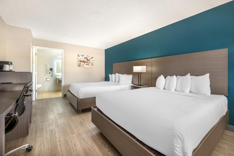 Queen Room with Two Queen Beds - Disability Access - Non Smoking image 2