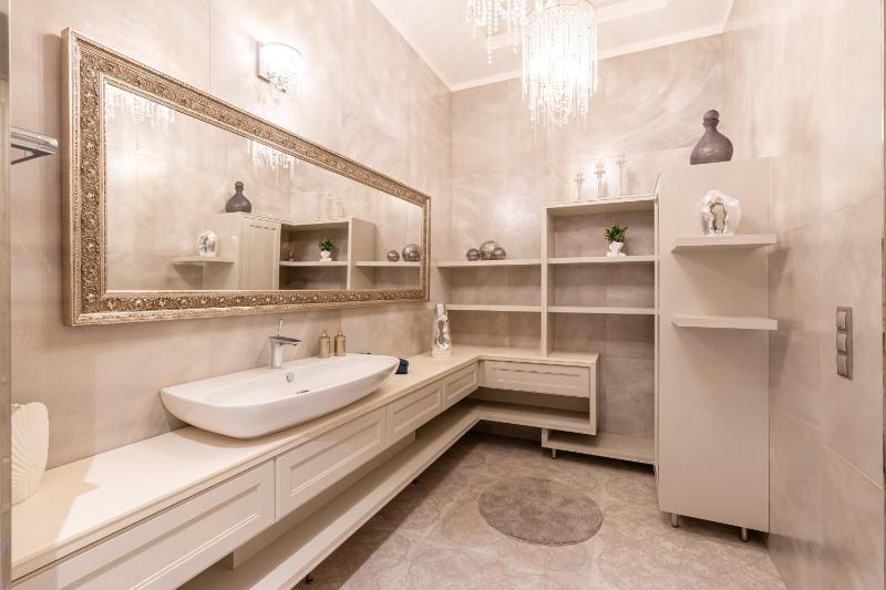 Basilica view three bedrooms prime apartment with free parking - image 2