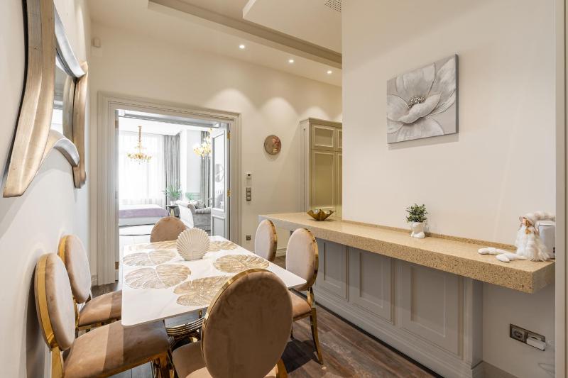 Basilica view three bedrooms prime apartment with free parking - image 3