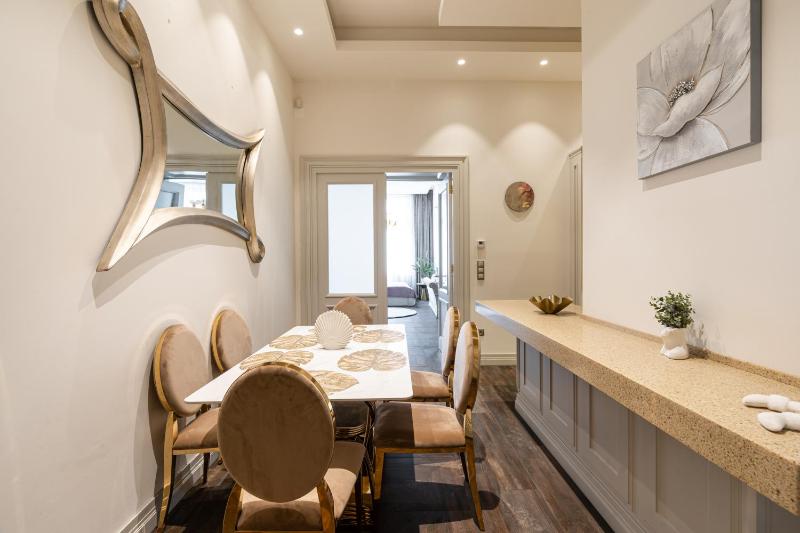 Basilica view three bedrooms prime apartment with free parking - image 11