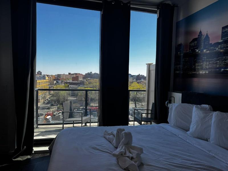 Queen Room with Balcony image 2