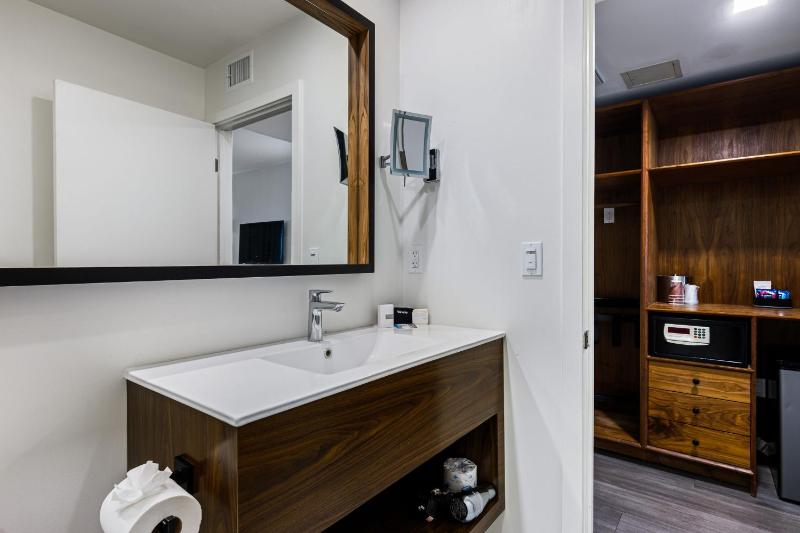 Deluxe King Room image 3