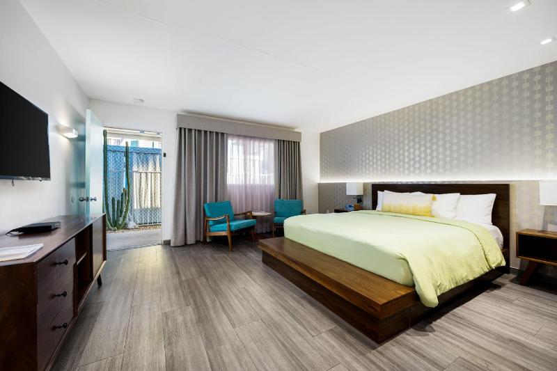 Deluxe King Room image 4