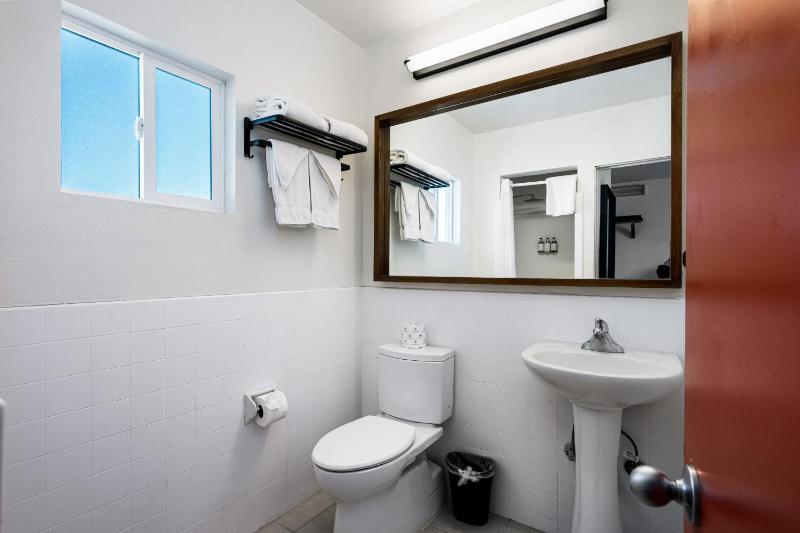 Skylark Hotel - image 12