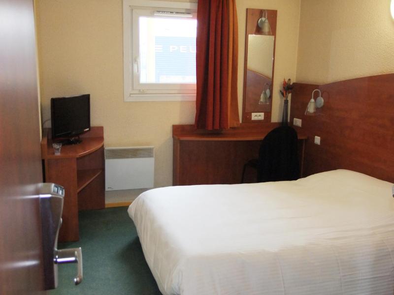 Standard Double Room image 3