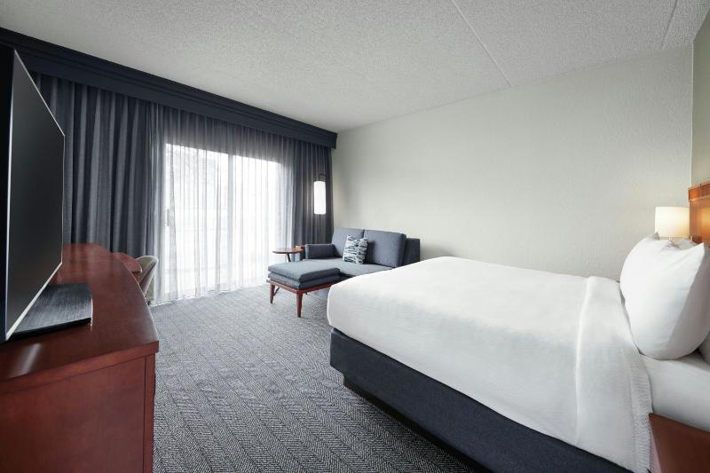 King Room with Sofa Bed image 3
