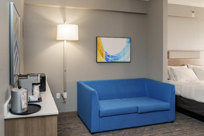 Queen Suite with Two Queen Beds and Single Sofa Bed image 3