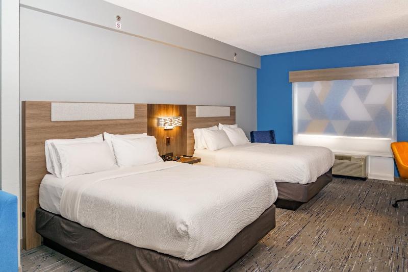Queen Suite with Two Queen Beds and Single Sofa Bed image 2