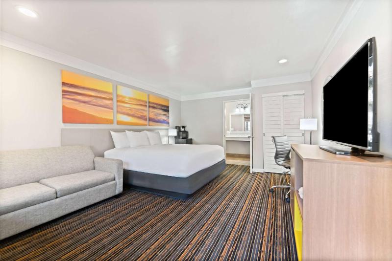 King Room with Mobility/Hearing Impaired Access - Non-Smoking image 3
