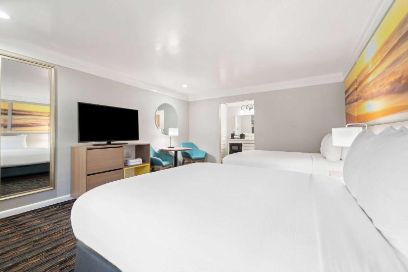 Queen Room with Two Queen Beds image 3