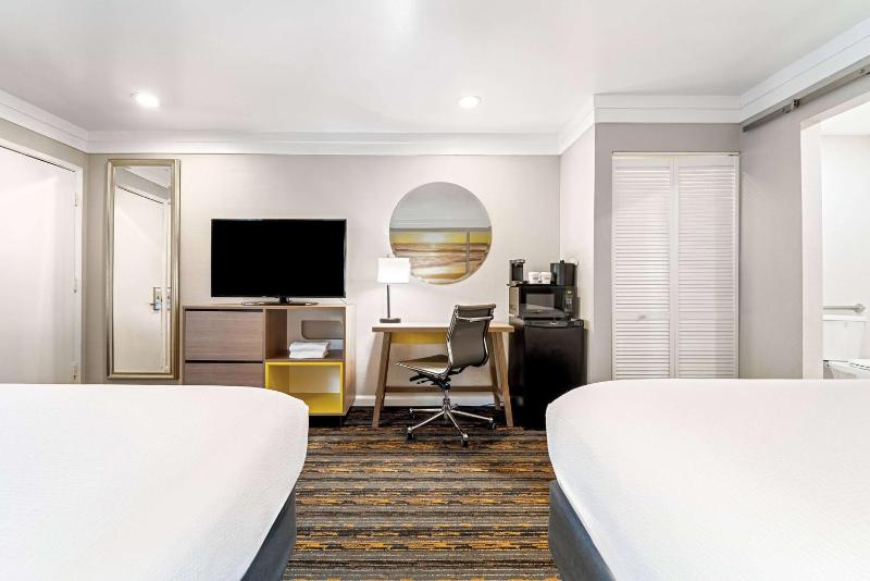 2 Queen Beds, Mobility/Hearing Impaired Accessible Premier Room, Non-Smoking image 4