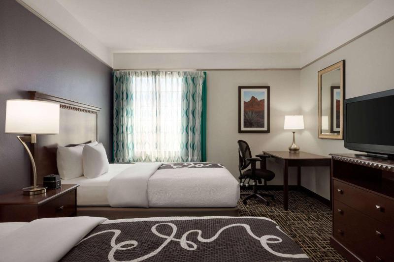 Deluxe Queen Room with Two Queen Beds image 4