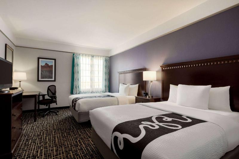 Queen Room with Two Queen Beds and Bathtub - Mobility Accessible/Non-Smoking image 1