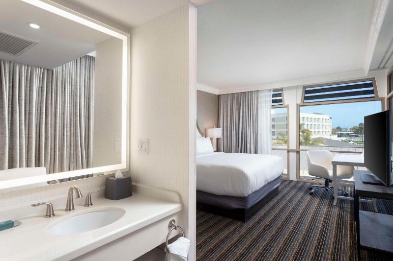 DoubleTree by Hilton San Diego Bayside - image 2