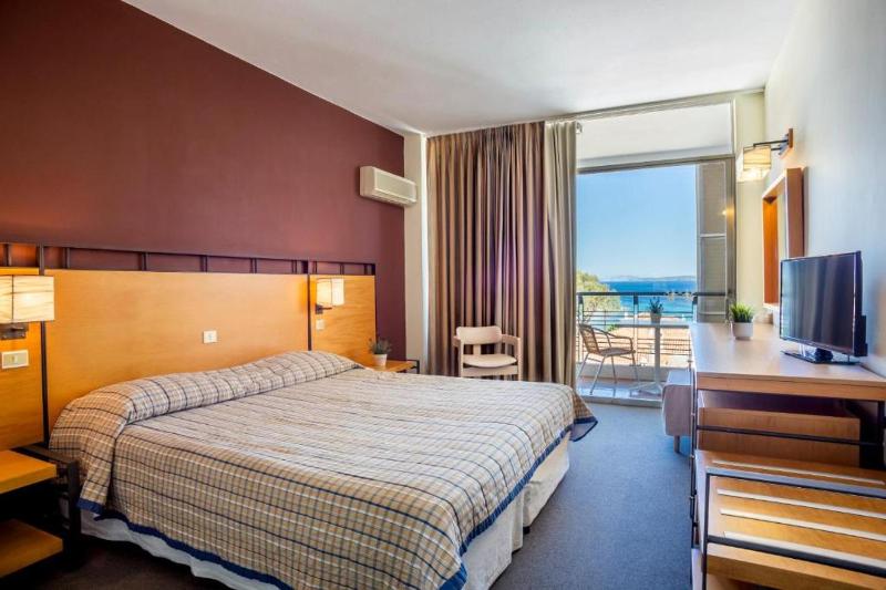 Comfort Room with Partial Sea View image 1