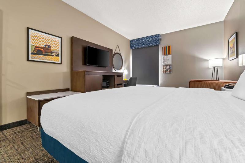 King Room with Sofa Bed and Study - Non-Smoking image 3