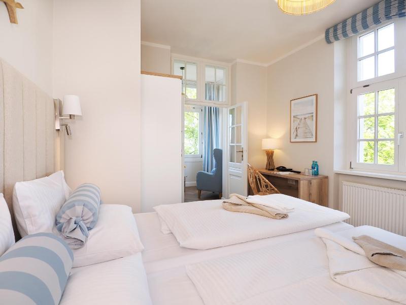 Double Room with Sea View image 2