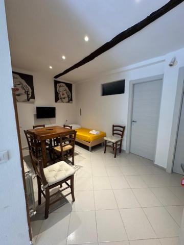 One-Bedroom Apartment (5 Adults) image 4