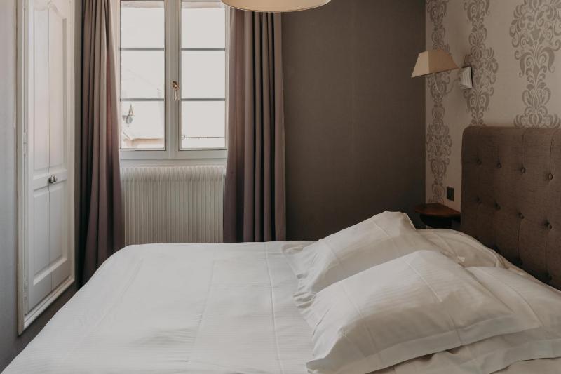 Small Double Room image 3