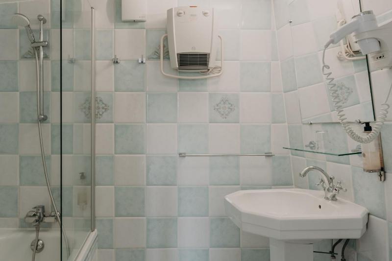 Small Single Room image 3