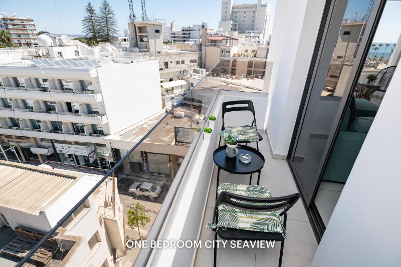Two-Bedroom Apartment with Balcony and Sea View image 3