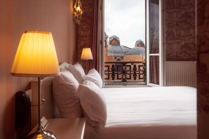 Deluxe Double or Twin Room with Partial Eiffel Tower or Sacré Coeur View image 3