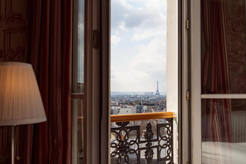 Deluxe Double or Twin Room with Partial Eiffel Tower or Sacré Coeur View image 4