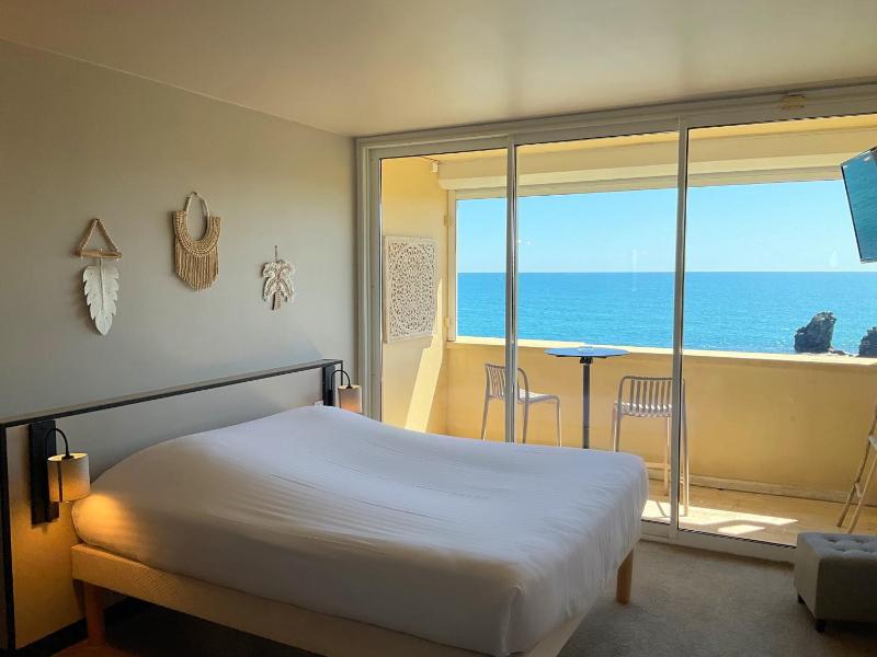 Deluxe Double Room with Balcony and Sea View image 3