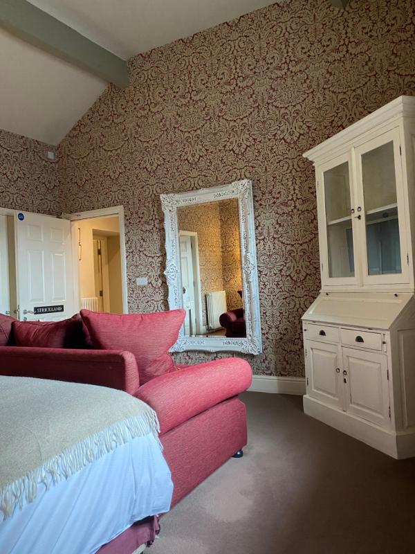 Standard King Room image 3