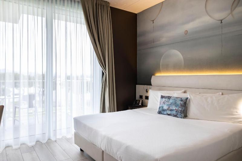 Vision Hotel - image 12