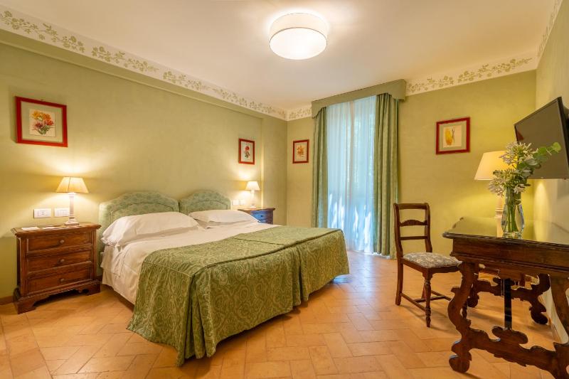 Classic Double Room image 2