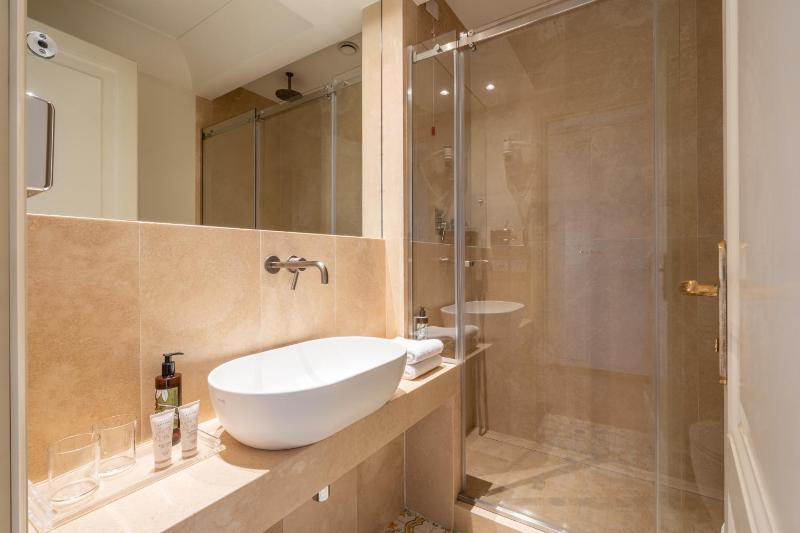 Deluxe Double Room image 3