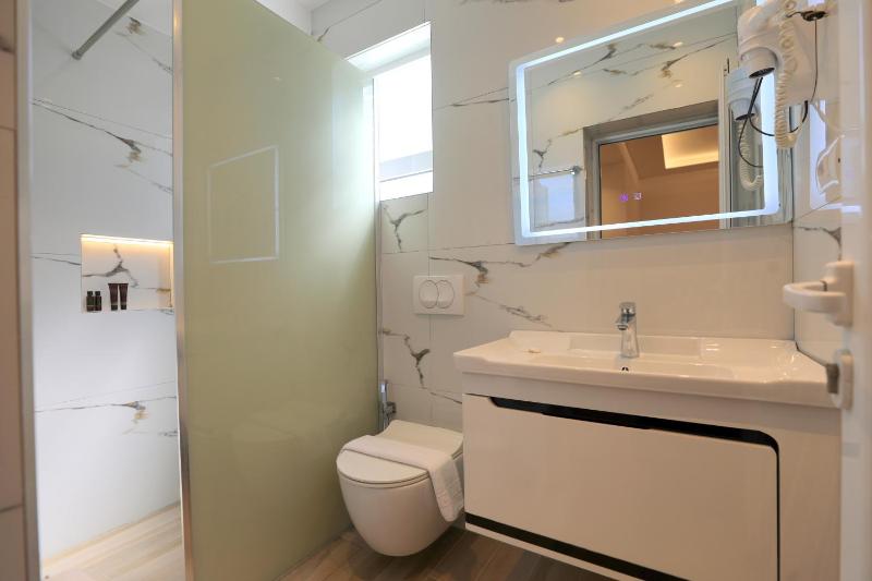 Hotel Golden Oak - image 16