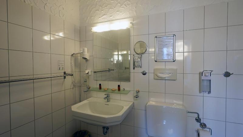 Triple Room with Bathroom image 2