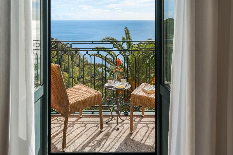 Double or Twin Room with Sea View image 3