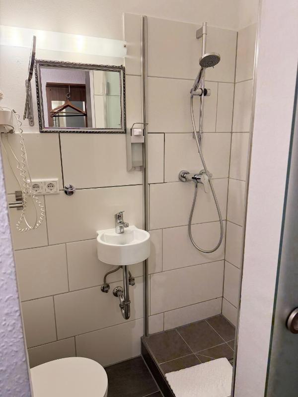 Single Room with Shower image 4