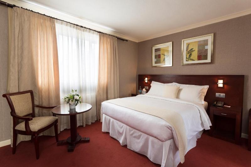 Double Room image 3