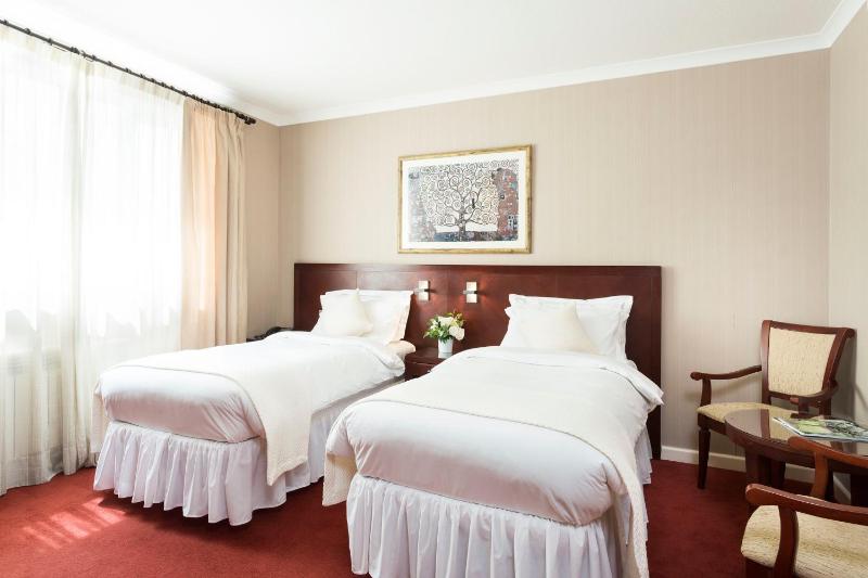 Twin Room image 3