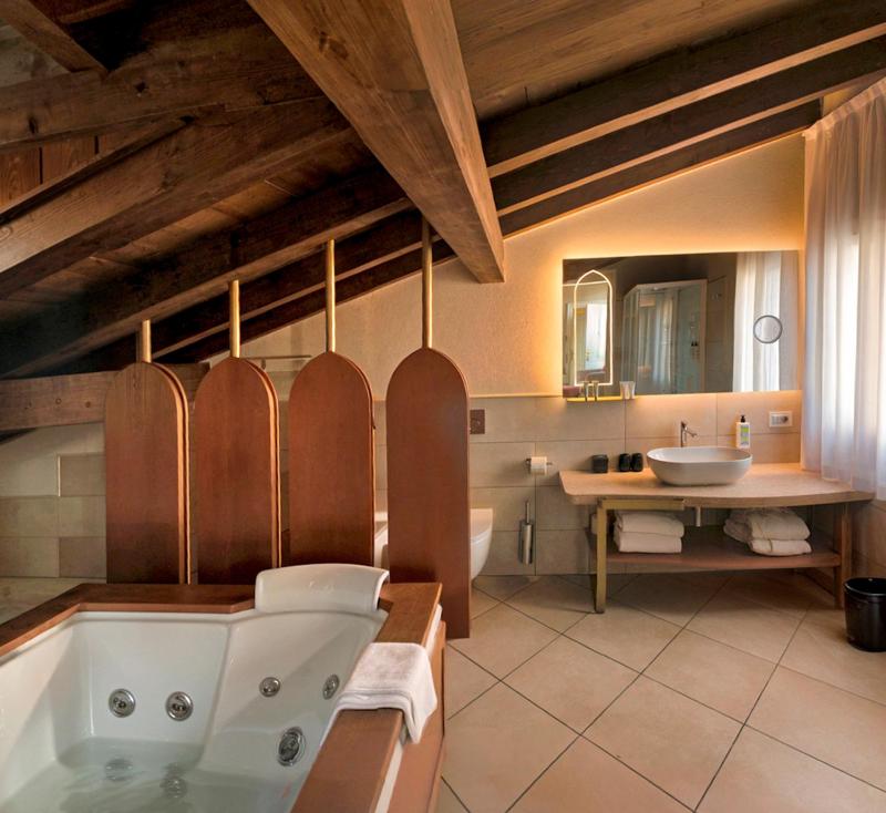 Superior Suite with Spa Bath image 4