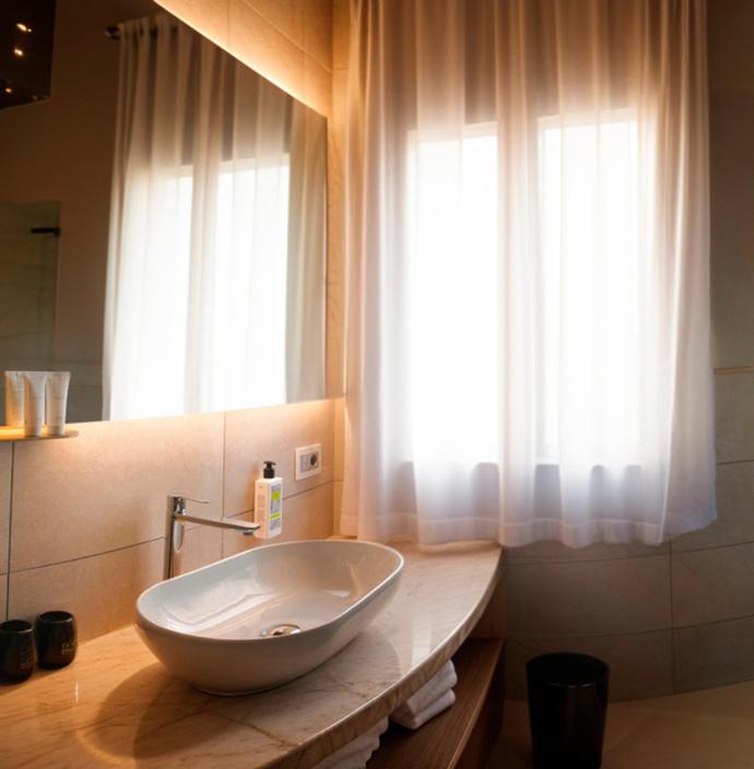 Superior Suite with Spa Bath image 3