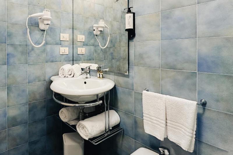 Standard Triple Room image 2