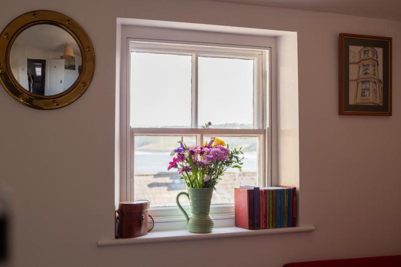 Half Moon House - Timeless Charm with Sea Views - image 13