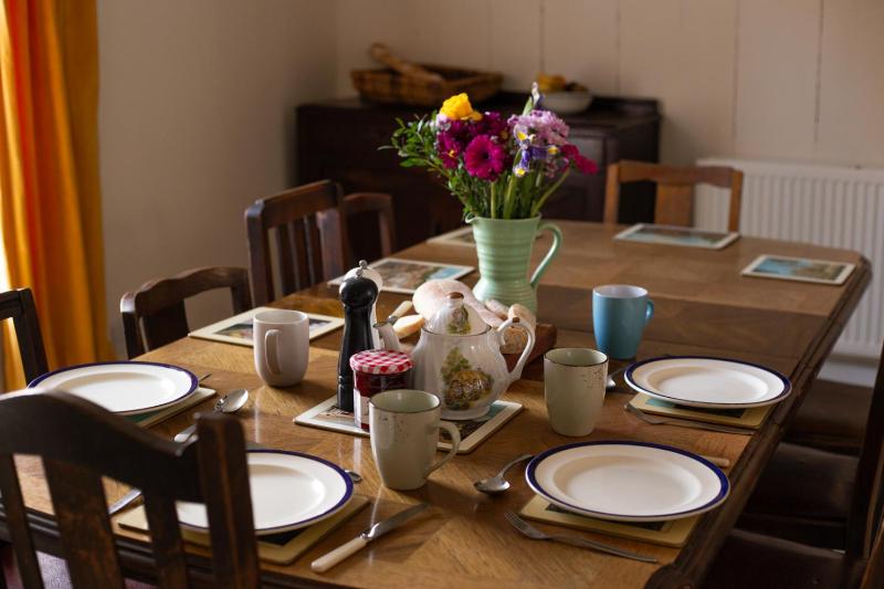 Half Moon House - Timeless Charm with Sea Views - image 5