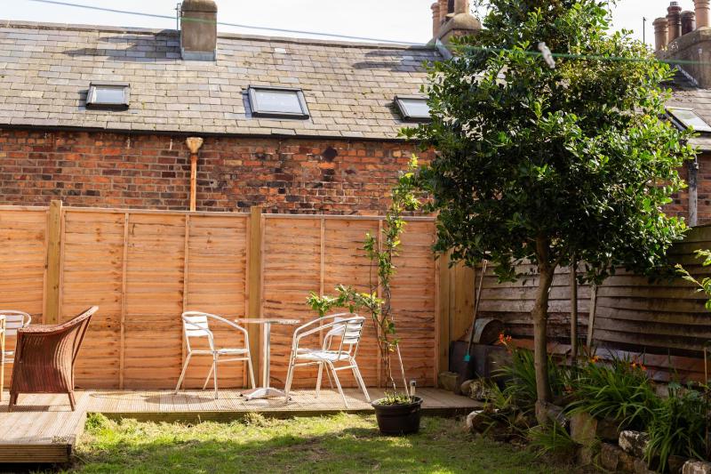 Half Moon House - Timeless Charm with Sea Views - image 22