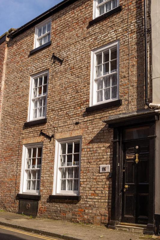 Half Moon House - Timeless Charm with Sea Views - image 25