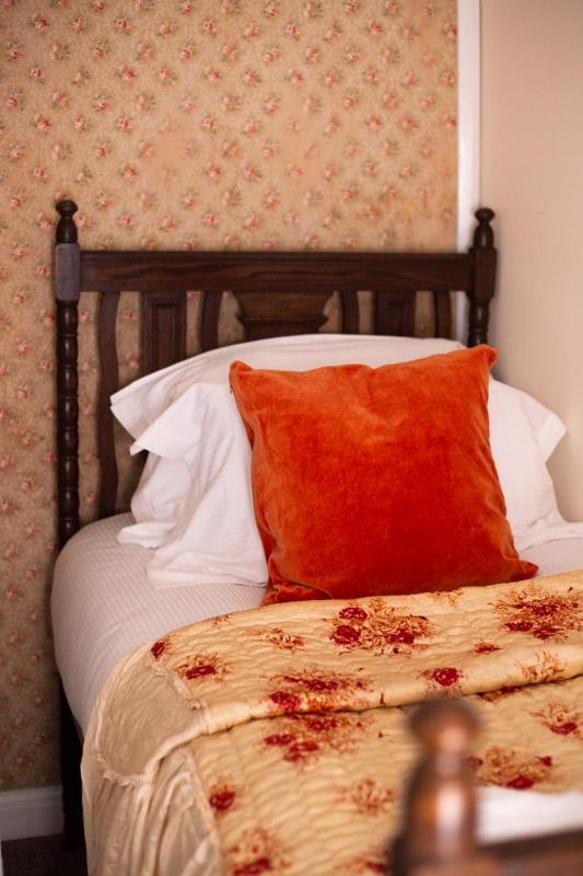 Half Moon House - Timeless Charm with Sea Views - image 17