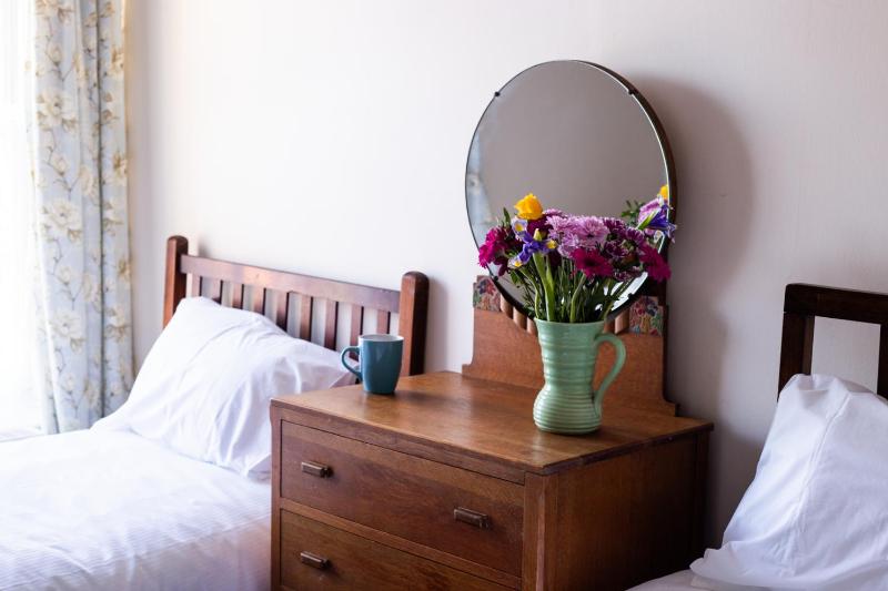 Half Moon House - Timeless Charm with Sea Views - image 2