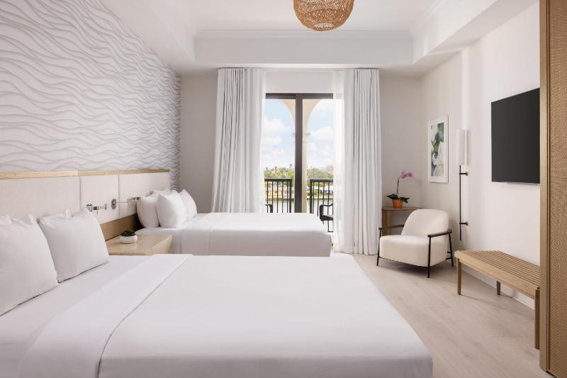 Queen/Queen Room with View and Balcony image 4