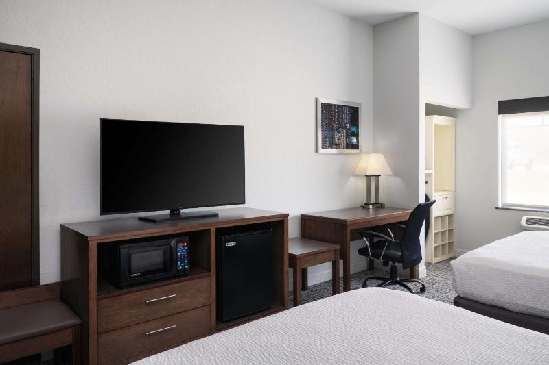 Queen Room with Two Queen Beds and Bathtub - Disability Access image 4
