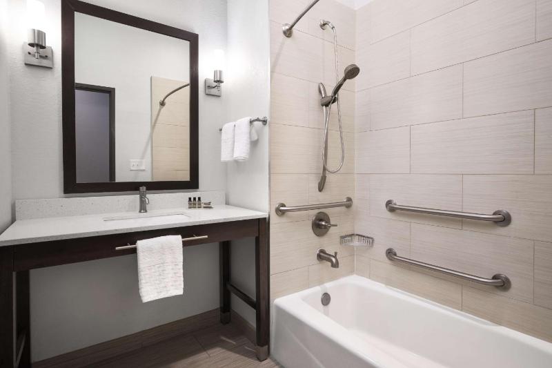Queen Room with Two Queen Beds and Bathtub - Disability Access image 2